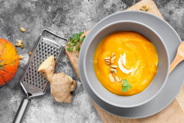 Receitas saudáveis de comida vegetariana reconfortante para todas as horas do dia 4 Sopa cremosa de abóbora com gengibre.