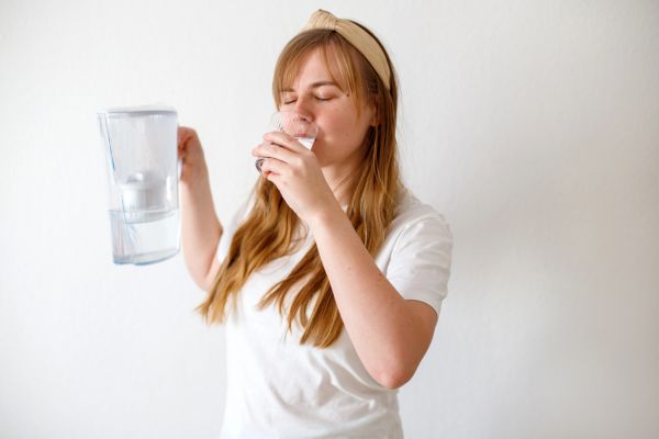 Sede excessiva: o que pode ser, quando se preocupar e o que fazer 2 Beber agua.