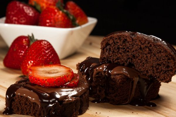 Bolo de chocolate e morango: a receita saudável que vai transformar seus lanches 2 bolo de chocolate e morango.