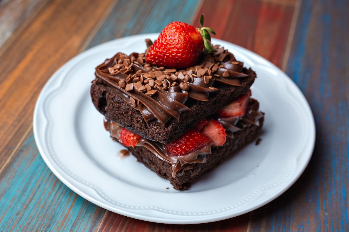 Bolo de chocolate e morango: a receita saudável que vai transformar seus lanches 1 bolo de chocolate e morango.