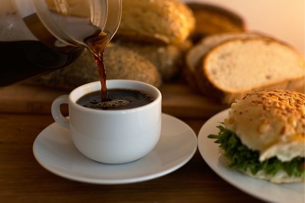 Café ou chá pela manhã ajudam a melhorar o humor? O que a ciência descobriu 2 Café da manhã.