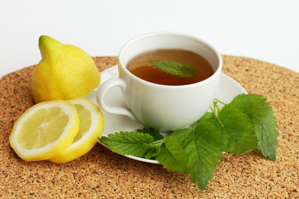Chá de erva-cidreira faz mal para os rins? Entenda riscos e segurança no consumo 2 chá de melissa ou erva-cidreira.