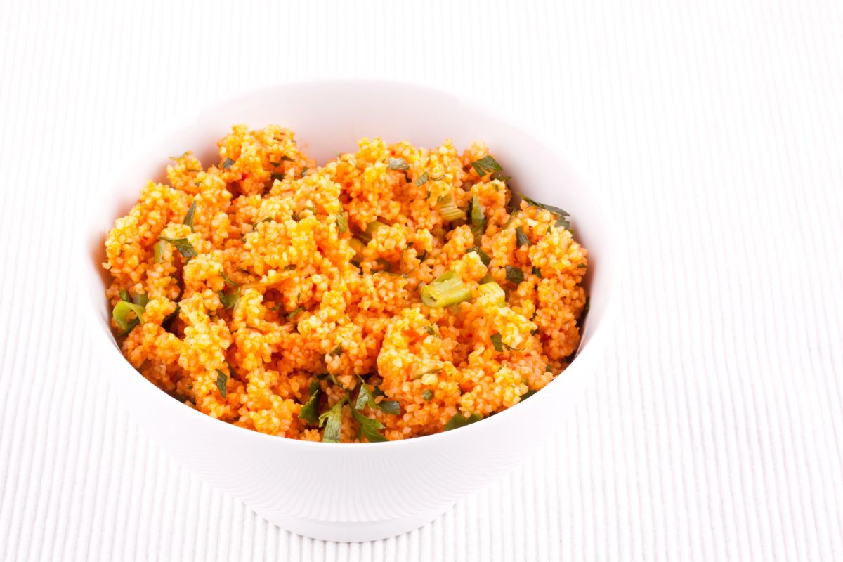 Farofa de cuscuz com ovo: a receita saudável, prática e irresistível que vai conquistar sua mesa 1 farofa de cuscuz com ovo.
