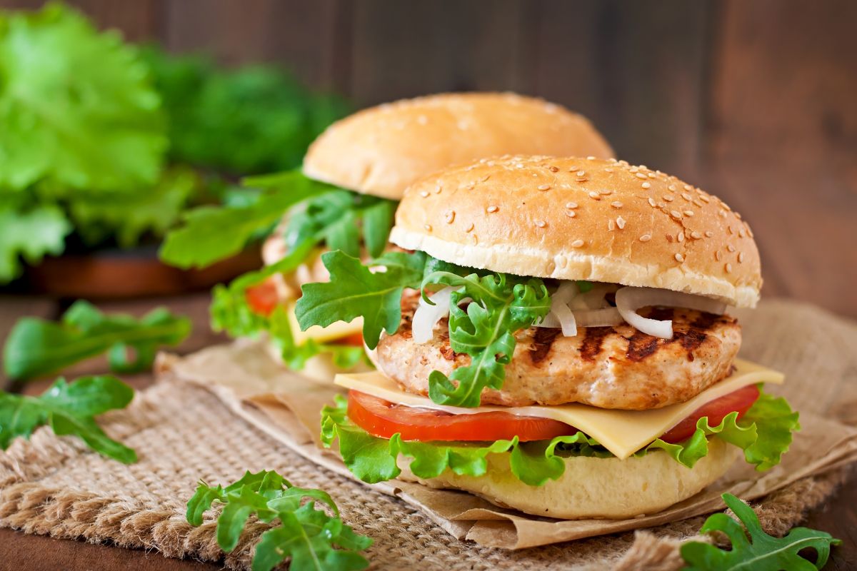 Descubra como fazer o hambúrguer de frango caseiro mais suculento e saudável da vida 1 hambúrguer de frango caseiro.