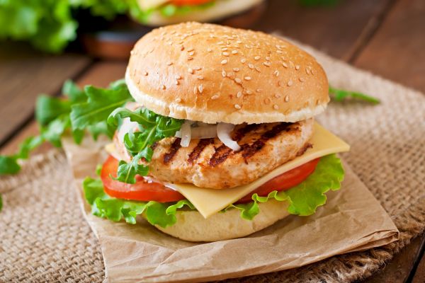 Descubra como fazer o hambúrguer de frango caseiro mais suculento e saudável da vida 2 hambúrguer de frango caseiro.