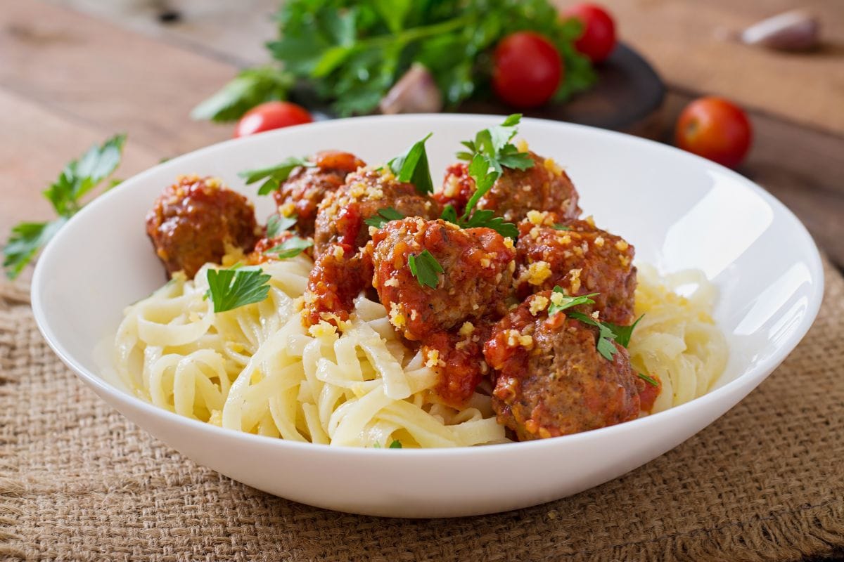 Macarrão com almôndega saudável: sabor irresistível em uma receita fácil de preparar 1 macarrão com almôndega.
