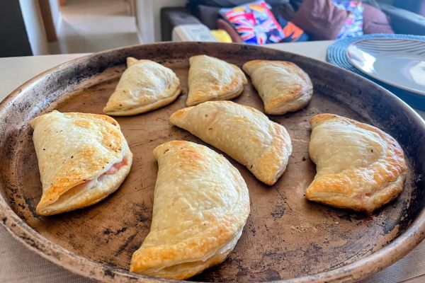 Pastel assado de frango cremoso: receita saudável e crocante que vai te fazer esquecer o frito 2 Massa de pastel assado.
