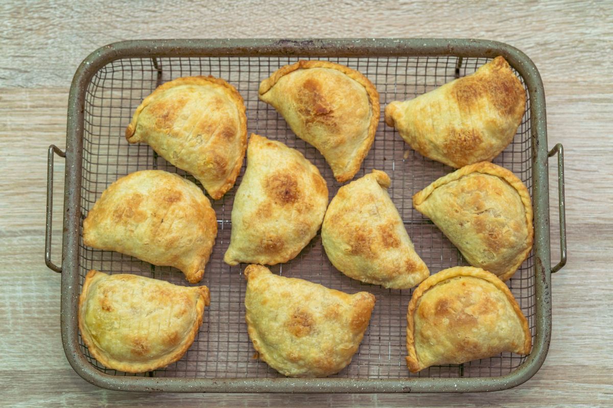 Pastel assado de frango cremoso: receita saudável e crocante que vai te fazer esquecer o frito 1 massa de pastel assado.
