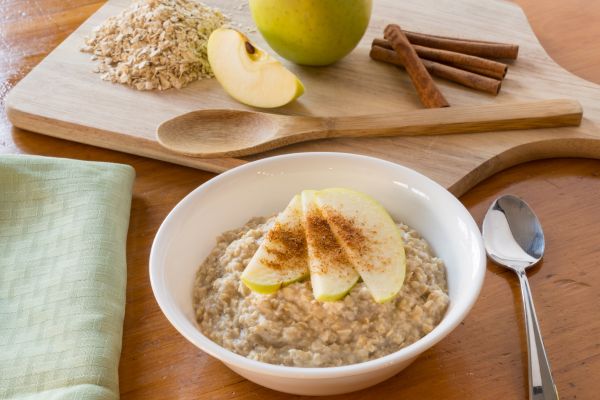 5 receitas com muitas fibras para começar o dia com energia e saúde 3 mingau de aveia maçã e chia.
