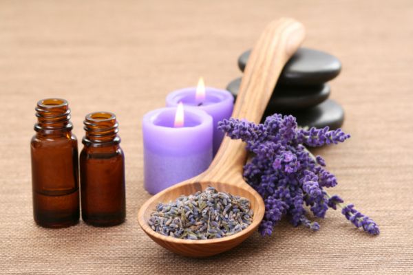 Óleo essencial de lavanda: o aroma que pode proteger seu cérebro e transformar suas noites de sono 2 óleo essencial da lavanda.