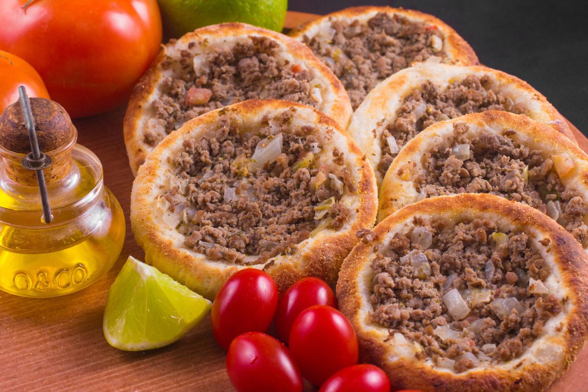 Receita de esfirra de carne saudável que surpreende no sabor e faz bem para o corpo 1 receita de esfirra de carne.