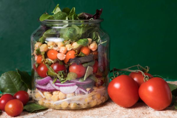Saladas para a semana: 3 opções fáceis, nutritivas e que duram na geladeira 2 saladas para a semana.
