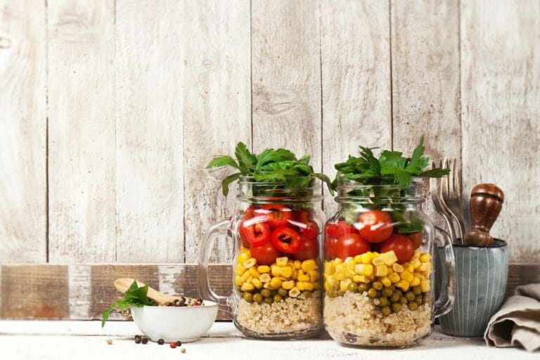 Saladas para a semana: 3 opções fáceis, nutritivas e que duram na geladeira 4 saladas para a semana.