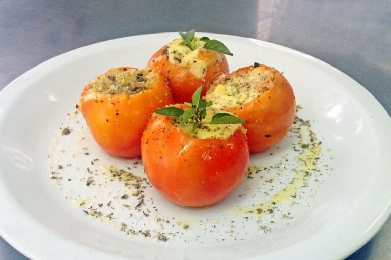Tomates assados recheados: uma explosão de sabor e saúde em cada mordida 1 Tomates assados recheados.