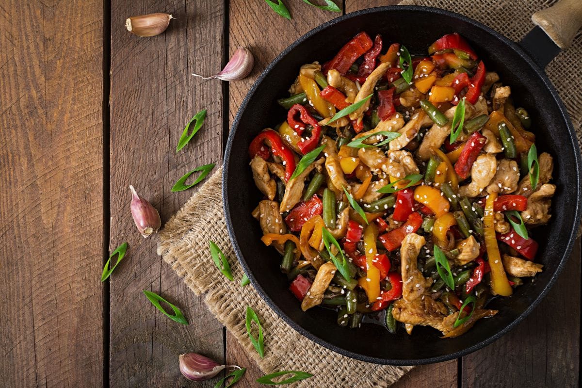 Frango xadrez leve com legumes coloridos: combinação perfeita de sabores 1 frango xadrez leve com legumes coloridos.