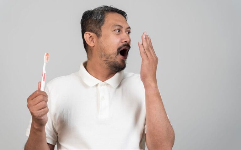 Mau hálito constante.