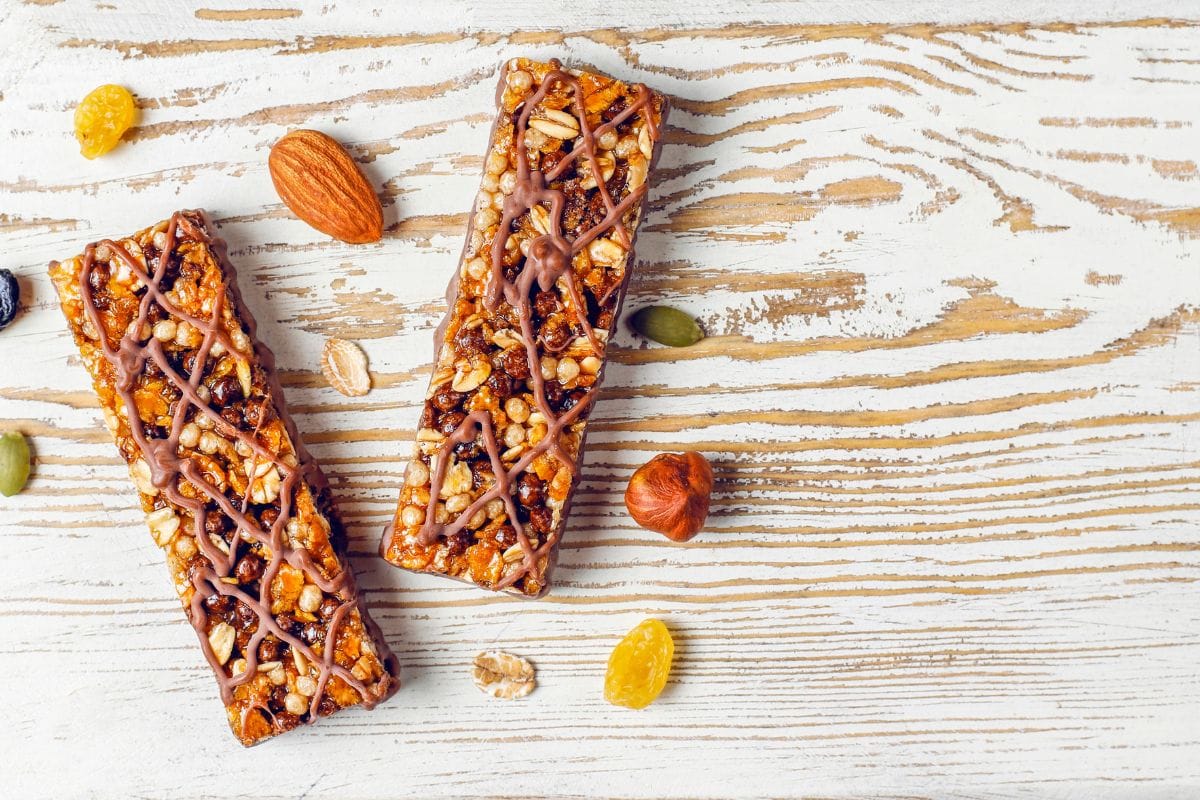 Aprenda a fazer barra de cereal caseira com aveia e frutas secas: simples e nutritiva 1 barra de cereal caseira.