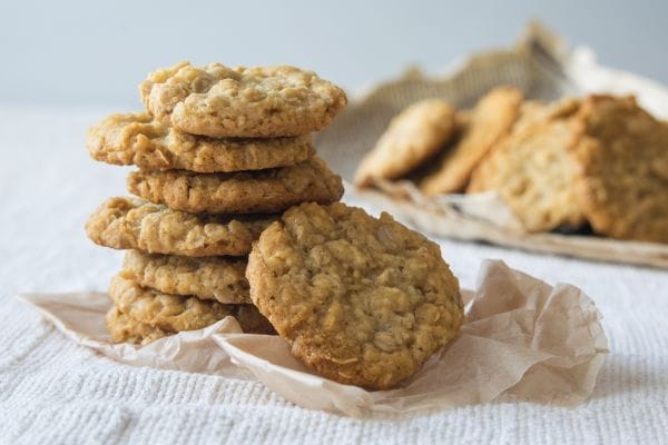 Descubra como fazer biscoitinhos de aveia e banana sem açúcar irresistíveis 2 biscoitinhos de aveia e banana sem açúcar.