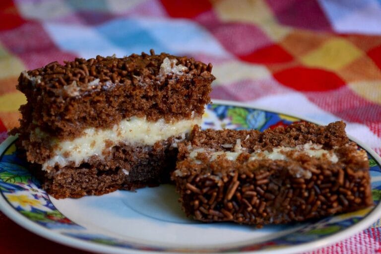 Bolo prestígio gelado.