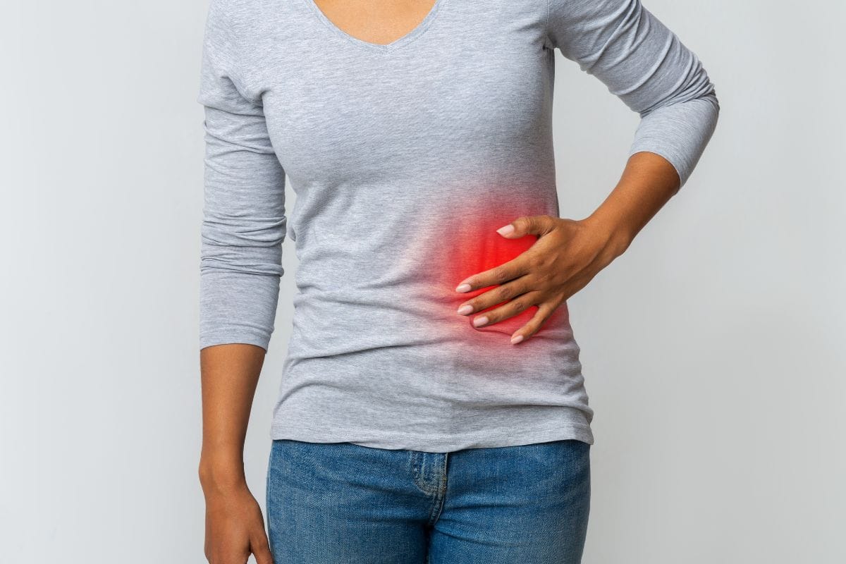 Cólica no lado esquerdo da barriga: pode ser algo simples ou sinal de alerta? 1 cólica no lado esquerdo da barriga.