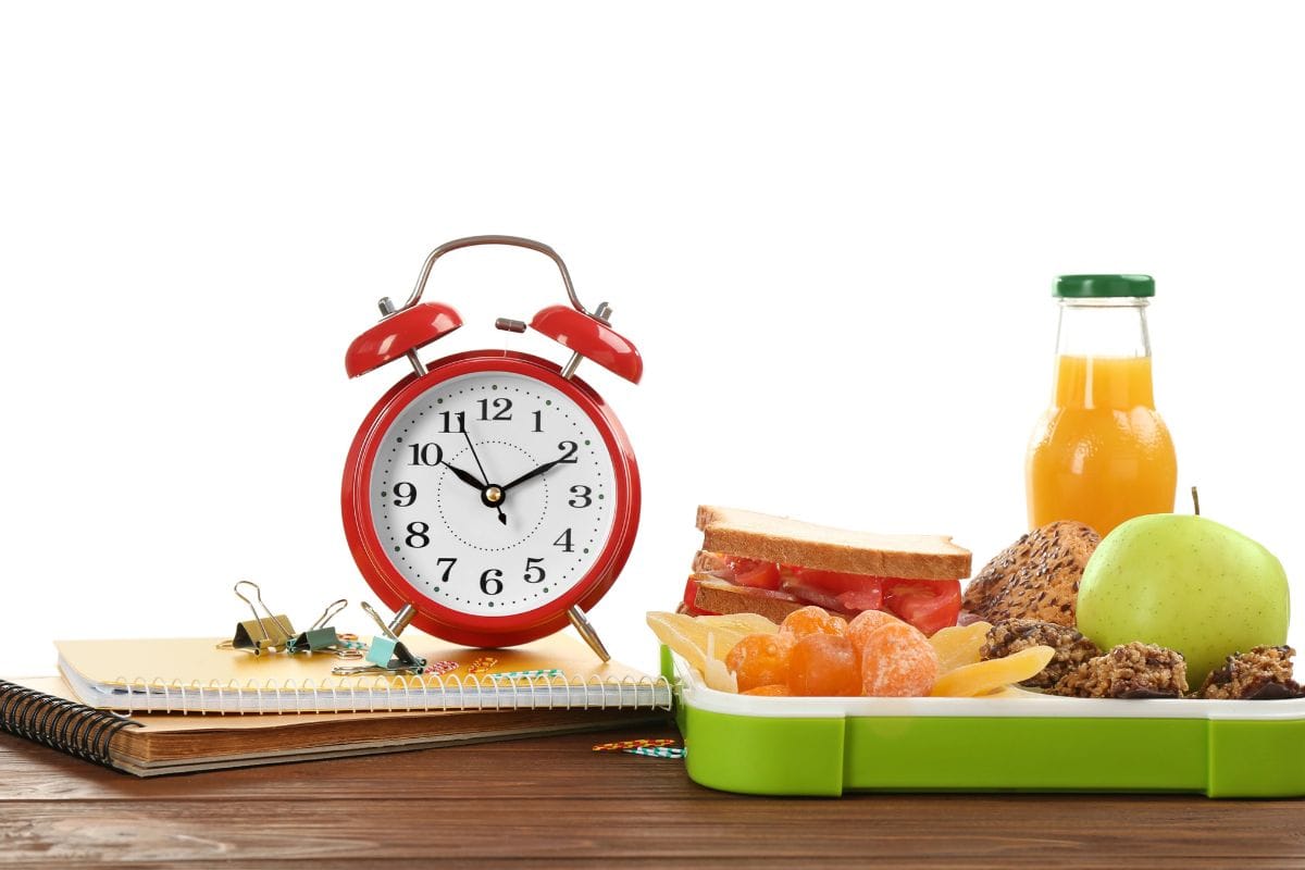 Osteoporose: pular o café da manhã e jantar tarde pode custar caro para a saúde dos ossos 1 hábitos alimentares e osteoporose.