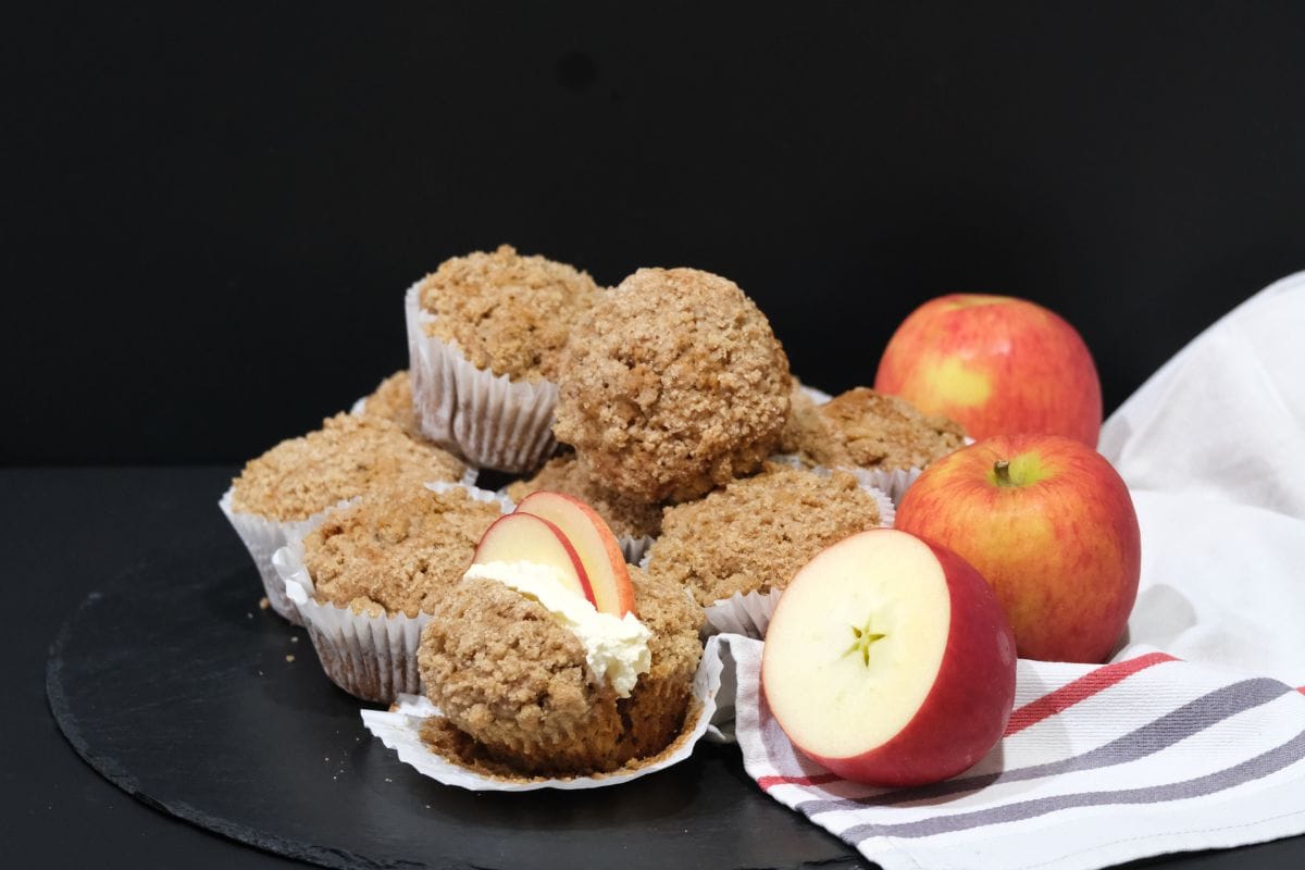 Muffin de maçã com farofinha de canela: o segredo de um doce saudável, fácil e irresistível 1 muffin de maçã.