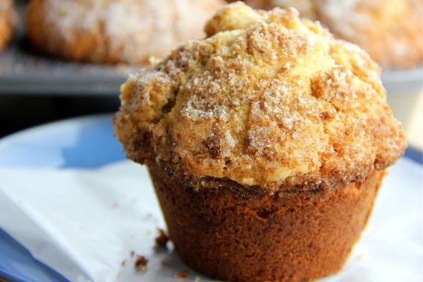 Muffin de maçã com farofinha de canela: o segredo de um doce saudável, fácil e irresistível 2 muffin de maçã.