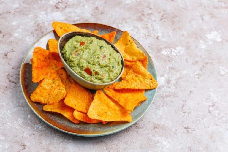 nachos de batata-doce assada com guacamole.