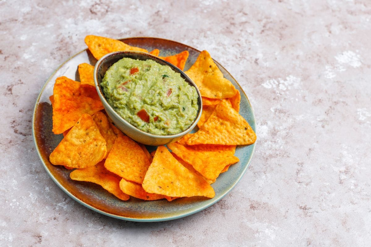 Crocância saudável: descubra como fazer nachos de batata-doce assada com guacamole irresistível 1 nachos de batata-doce assada com guacamole.