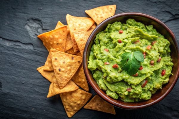 Crocância saudável: descubra como fazer nachos de batata-doce assada com guacamole irresistível 2 nachos de batata-doce assada com guacamole.