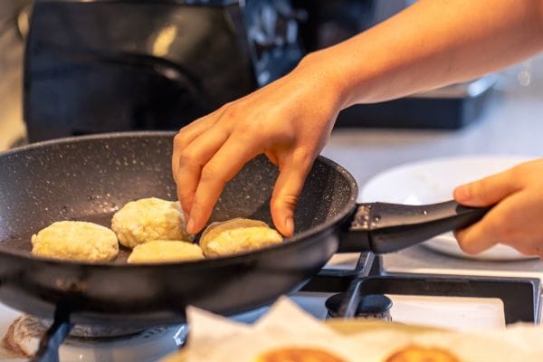 Pãozinho Low Carb de Frigideira com Psyllium: Uma Surpresa Saudável e Irresistível 2 pãozinho low carb de frigideira com psyllium.