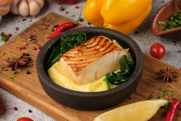 Peixe assado com ervas e purê de couve-flor: combinação deliciosa e cheia de sabor 2 peixe assado com ervas e purê de couve-flor.