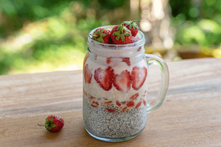 pudim de chia com leite de coco e frutas vermelhas.