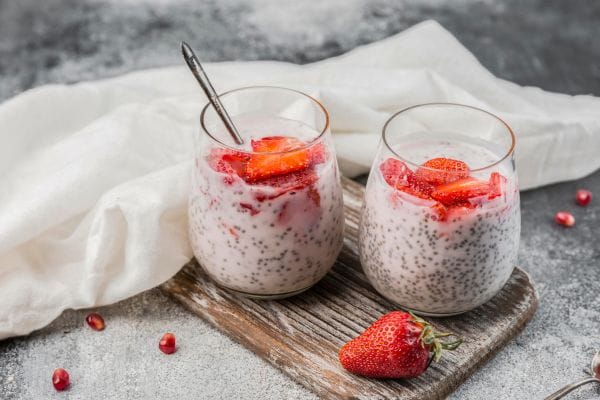 Pudim de chia com leite de coco e frutas vermelhas: sobremesa saudável, leve e irresistível 2 pudim de chia com leite de coco e frutas vermelhas.