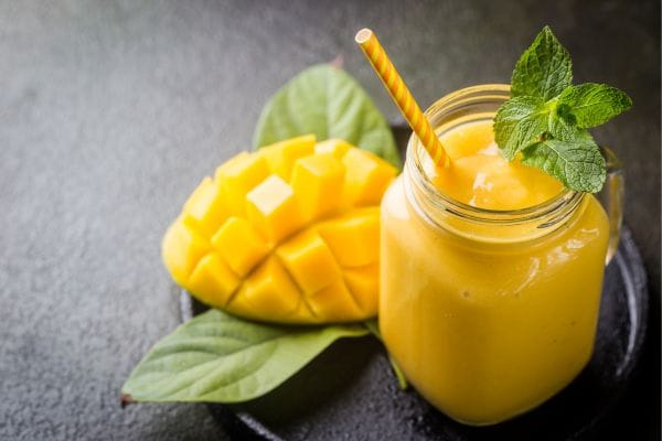 Smoothie de manga com leite de coco: cremoso, refrescante e cheio de saúde 2 smoothie de manga com leite de coco.