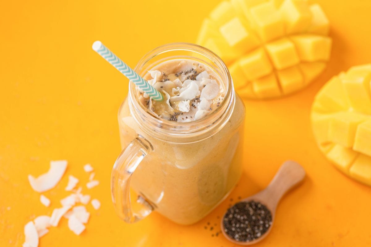 Smoothie de manga com leite de coco: cremoso, refrescante e cheio de saúde 1 smoothie de manga com leite de coco.