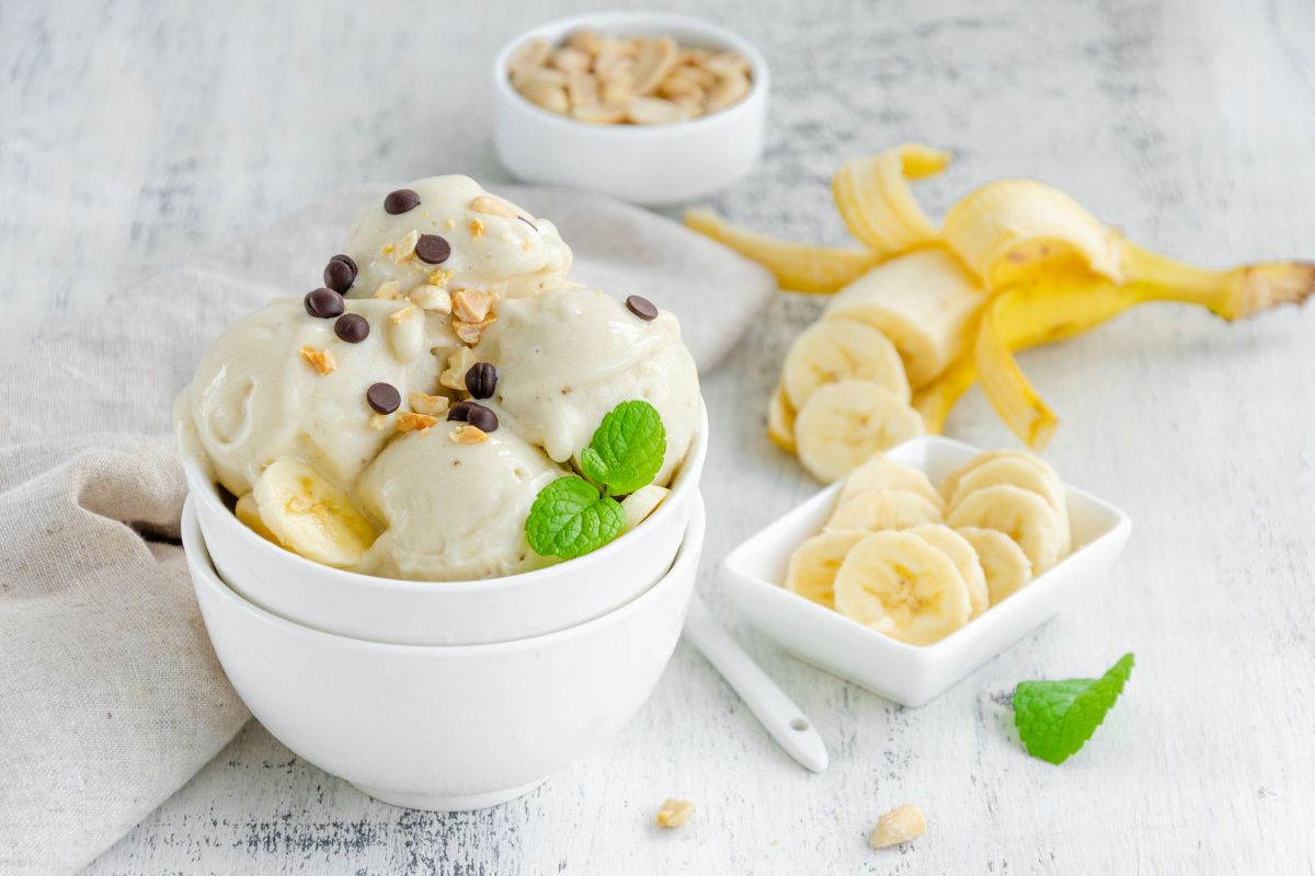Aprenda a fazer sorvete caseiro de banana com amendoim cremoso e nutritivo 1 sorvete caseiro de banana com amendoim.