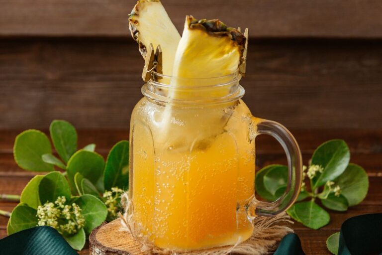 Spritz de abacaxi, limão e hortelã: o drink natural que desincha, hidrata e renova suas energias 3 Spritz de abacaxi, limão e hortelã