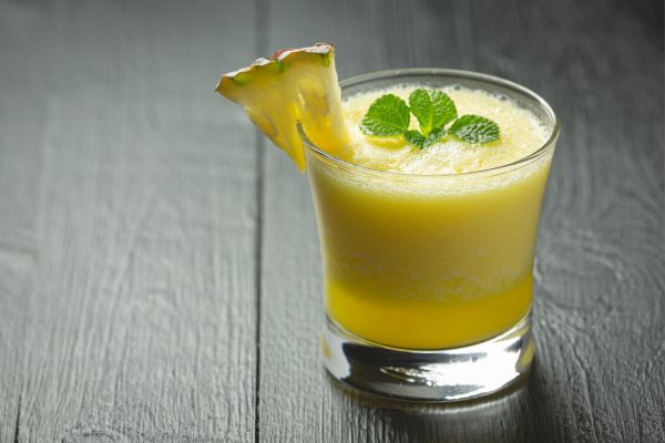 Spritz de abacaxi, limão e hortelã: o drink natural que desincha, hidrata e renova suas energias 2 Spritz de abacaxi, limão e hortelã.
