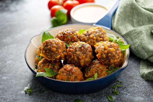Bolinho de batata-doce com ervas e linhaça: sabor, nutrição e praticidade em uma receita saudável 2 bolinho de batata-doce com ervas e linhaça.