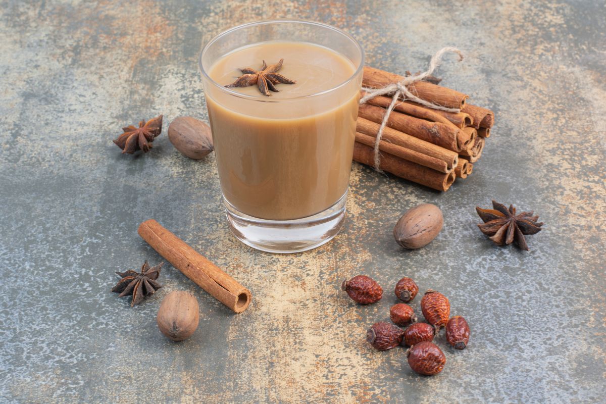 Chai Latte Caseiro: o café com leite vegetal e especiarias que aquece o corpo e faz bem à saúde 1 café com leite vegetal e especiarias.