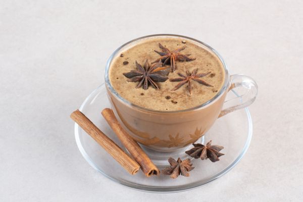 Chai Latte Caseiro: o café com leite vegetal e especiarias que aquece o corpo e faz bem à saúde 2 café com leite vegetal e especiarias