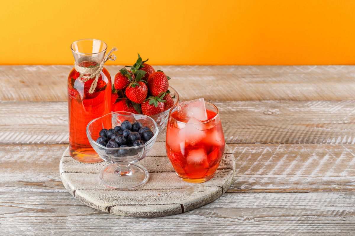 Drink funcional de kombucha com frutas vermelhas: o refresco probiótico que melhora a digestão e turbina a imunidade 1 drink funcional de kombucha com frutas vermelhas.