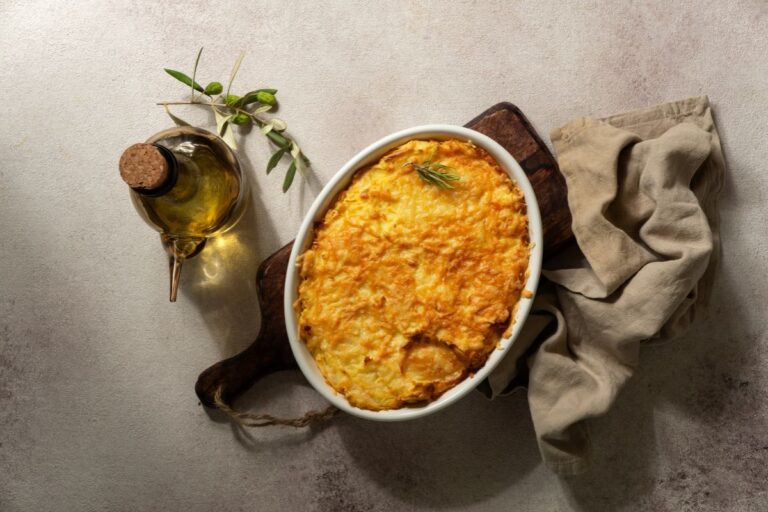 Escondidinho de carne com purê de mandioca: uma versão saudável, deliciosa e fácil de fazer 2 escondidinho de carne com purê de mandioca.