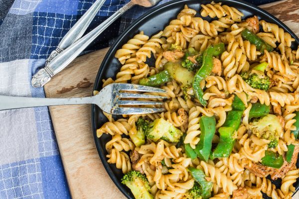 Macarrão integral com atum, limão e alcaparras: leve, nutritivo e cheio de sabor em poucos minutos 2 macarrão integral com atum, limão e alcaparras.