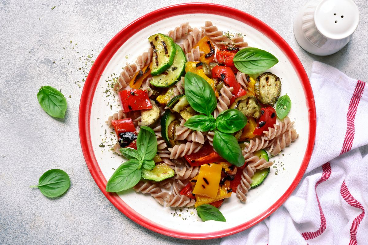Macarrão integral com atum, limão e alcaparras: leve, nutritivo e cheio de sabor em poucos minutos 1 macarrão integral com atum, limão e alcaparras.