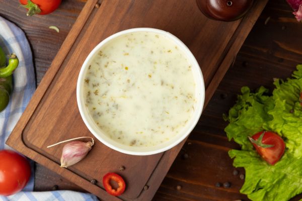 Molho cremoso de iogurte e ervas para saladas que transforma qualquer prato em uma refeição irresistível 2 molho cremoso de iogurte e ervas para saladas,