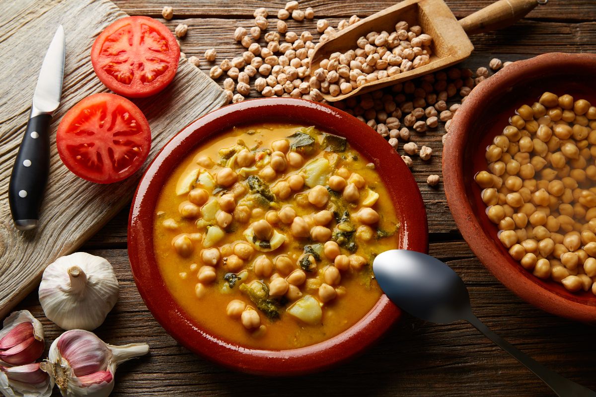 Que tal uma moqueca de grão-de-bico com palmito pupunha cheia de sabor? Confira! 1 moqueca de grão-de-bico com palmito pupunha.