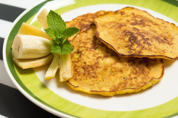 Panquecas de banana-da-terra e aveia: um café da manhã saudável, nutritivo e pronto em minutos! 2 panquecas de banana-da-terra e aveia.