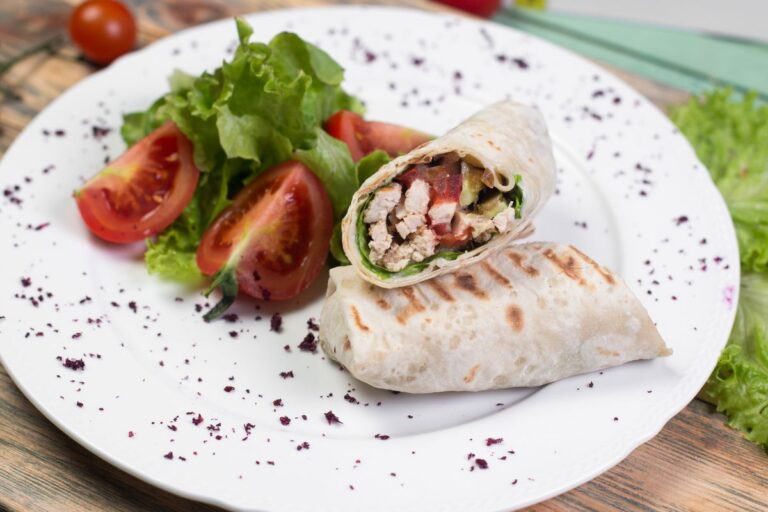 Wrap integral de atum e alface com molho de iogurte: leve, saudável e pronto em minutos! 3 wrap integral de atum e alface com molho de iogurte.